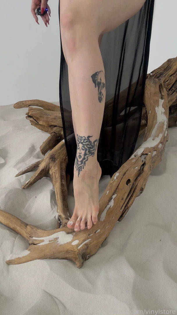 Feet toes legs foot footdomination footdomme footfetish mistress 