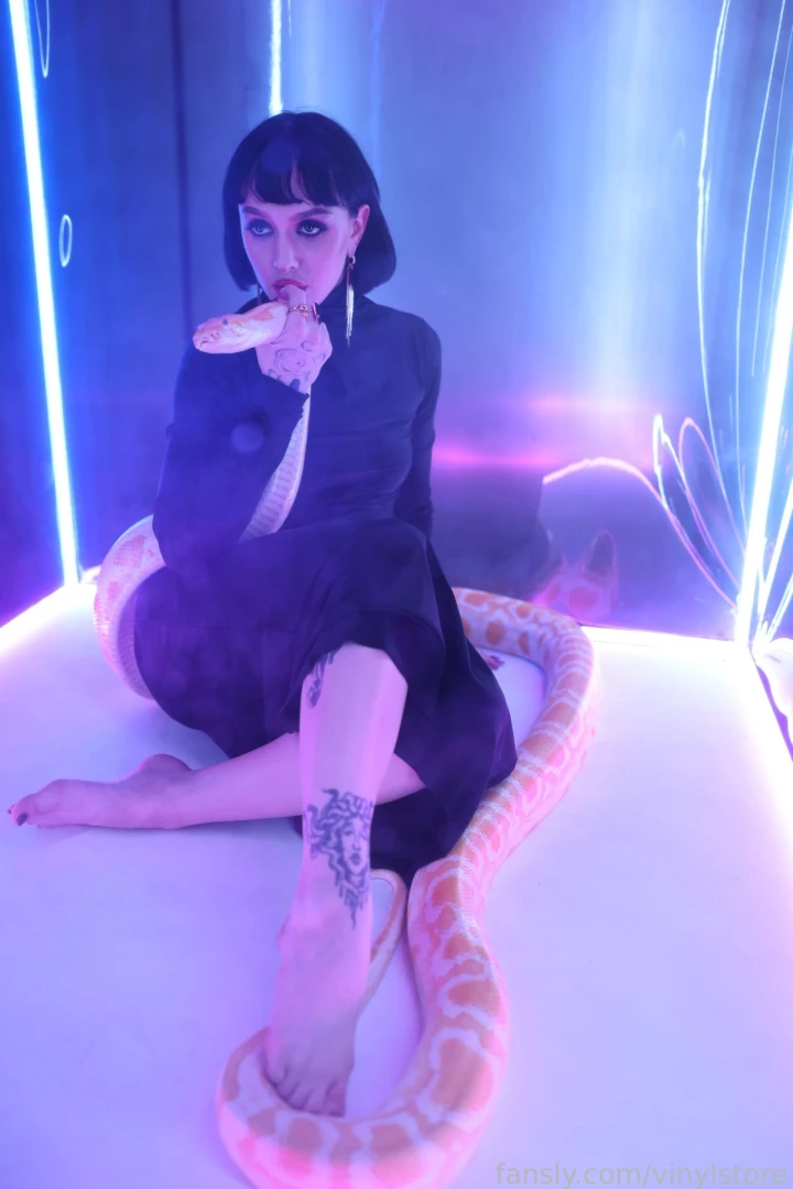 Yes i do bite feet footfetish footslave soles pedicure findom footdom 