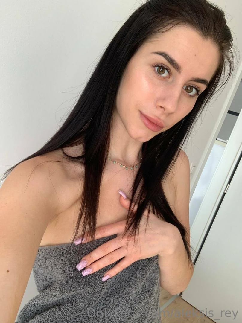 Just got out of the shower now i m waiting for you in my bed check 