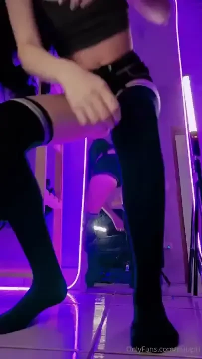 Agachando desse jeitinho no seu pau vou amassar ele com a minha bunda 