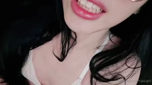 Guiando sua punheta babando no seu pau e engasgando gostoso