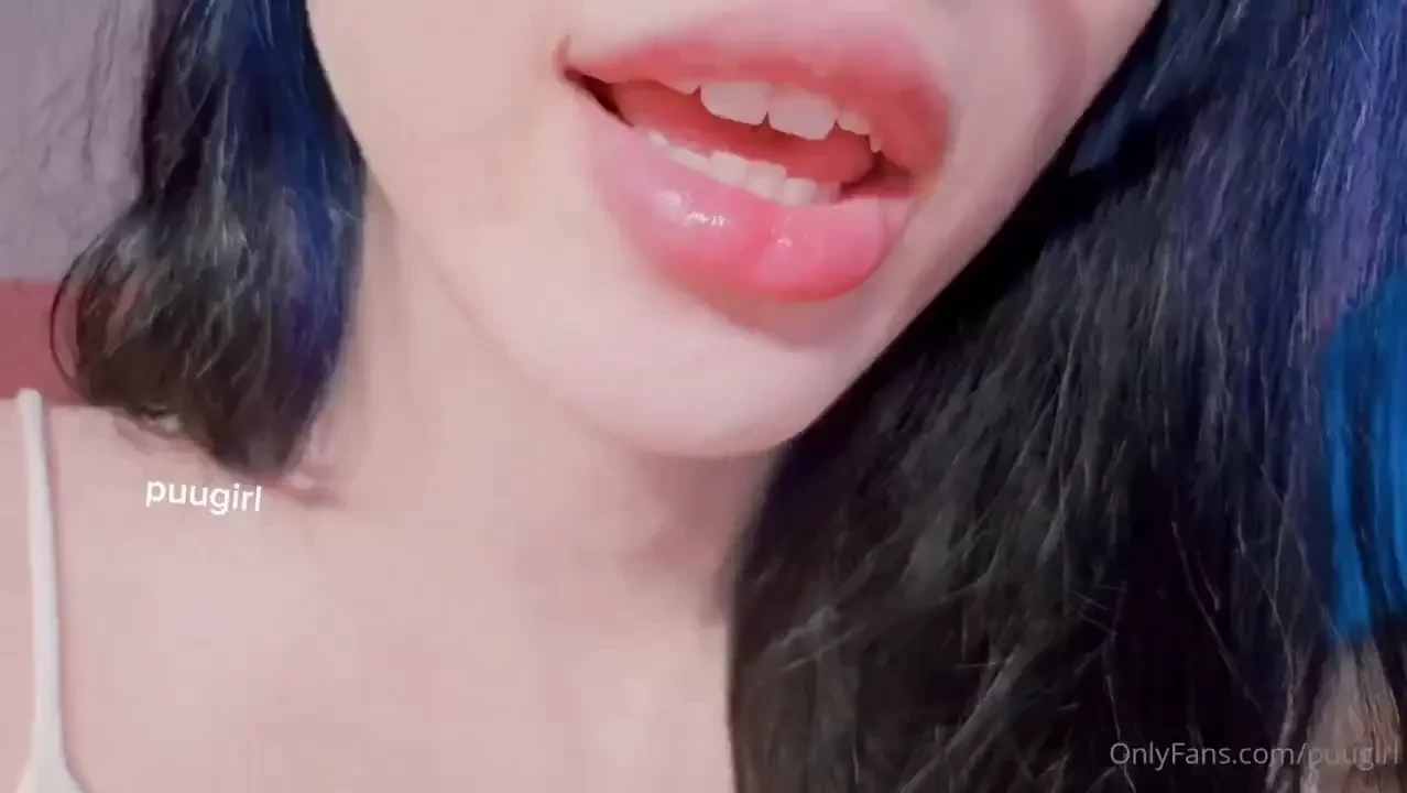 Engasgando no pau e gozando 3 e lambendo meus dedos meladinhos no part 1 