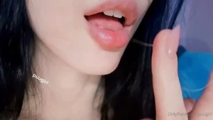 Engasgando no pau e gozando 3 e lambendo meus dedos meladinhos no