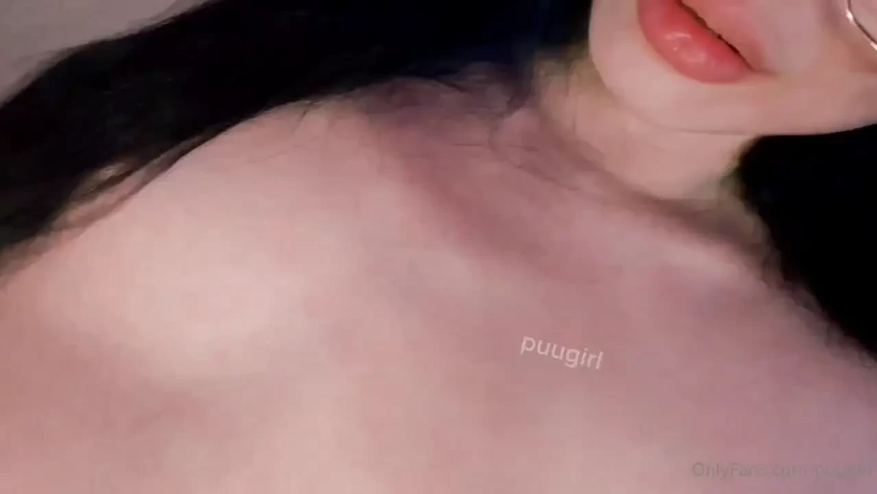 Chuparia a buceta peludinha da sua namorada antes de dormir 