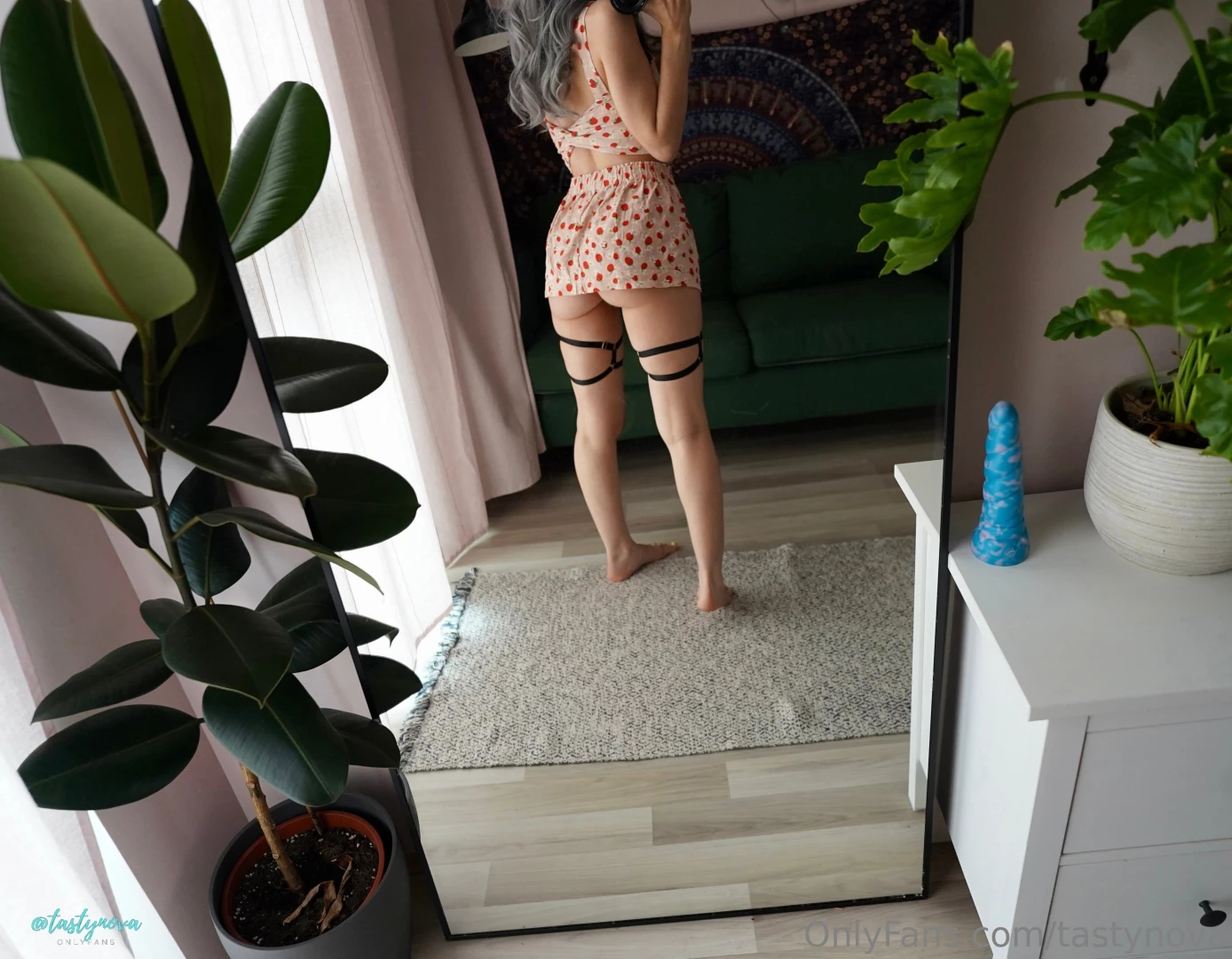 Love running around the house without panties 
