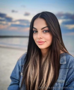 Mysterious and playful anissa_taylmysterious and playful anissa_taylor