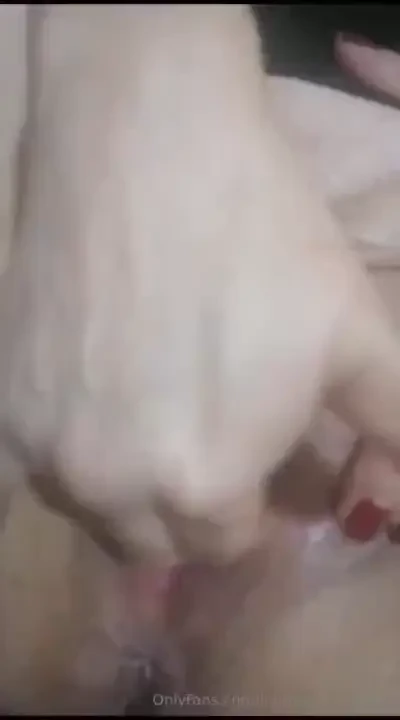 Disfruta mi vagina jugosa y mira mis dedos como la complacen 