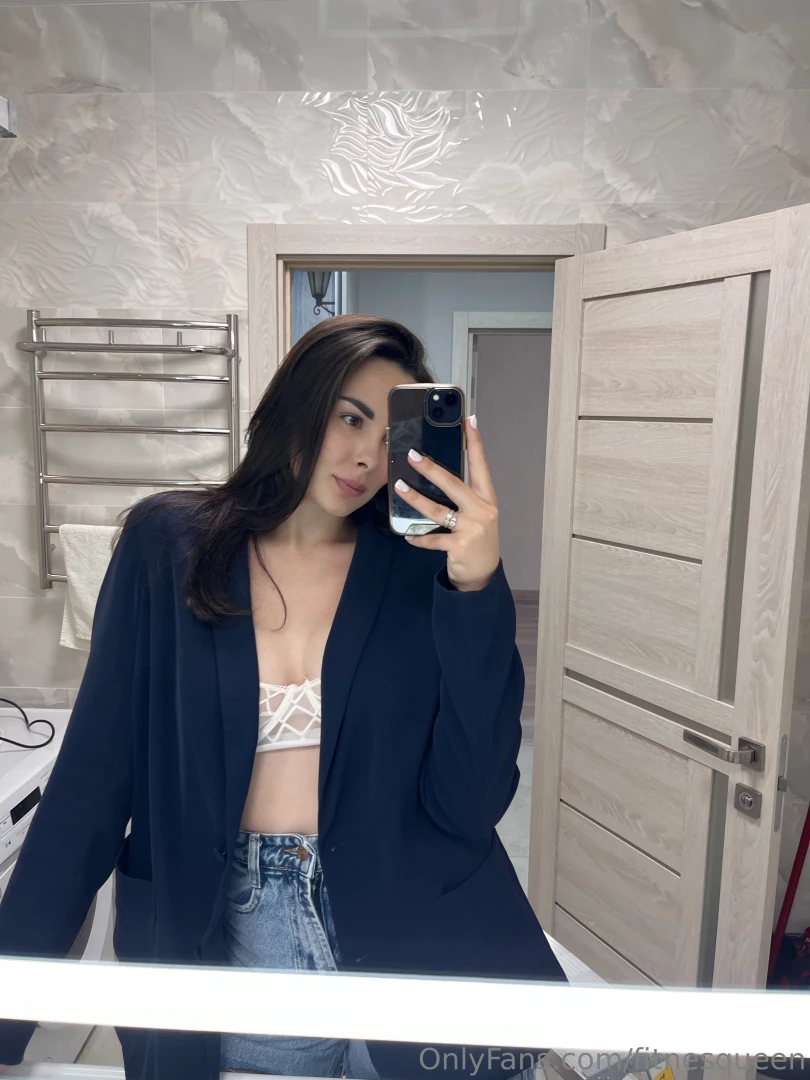 Hi met my friend she s new here and very cute but she is very sexy so 