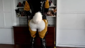 Smells like leather and latex part 1