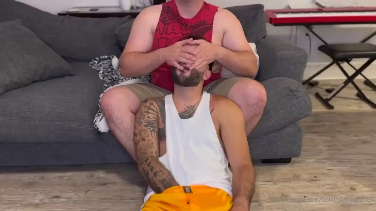 Muscle bro comes over after the gym to make sure i sniff the fresh 