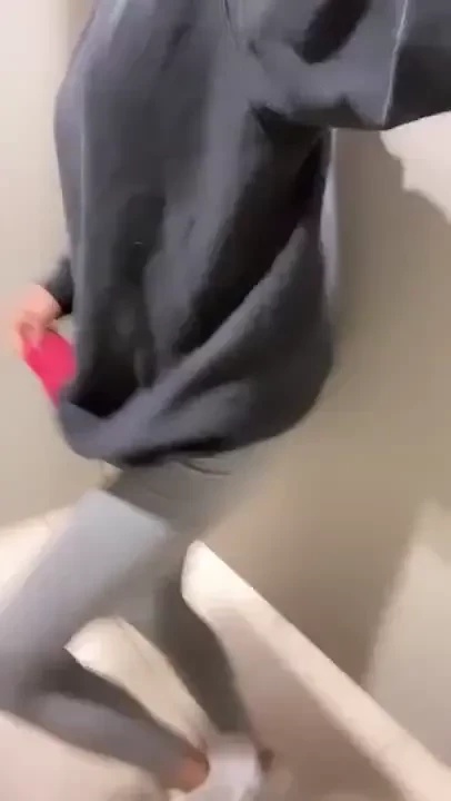 Happy dance in the bathroom while i m shopping with my daughter 