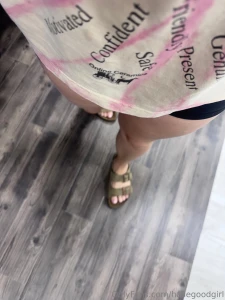 Cute feet in some birkenstocks part 1