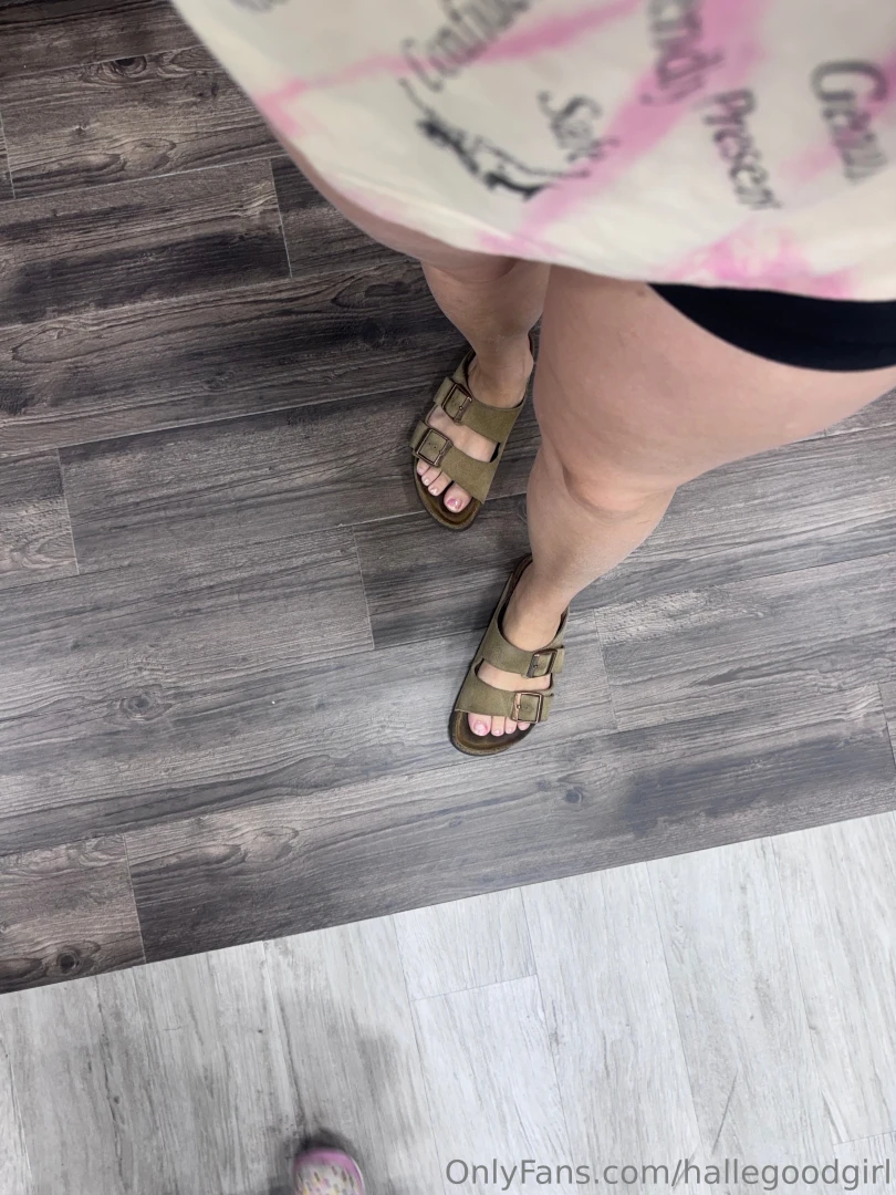 Cute feet in some birkenstocks 