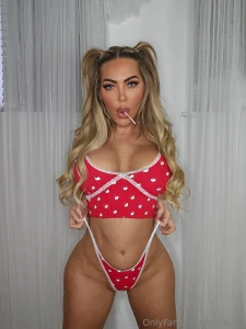 Happy hump day pick one white or red let me know below and in my dm s