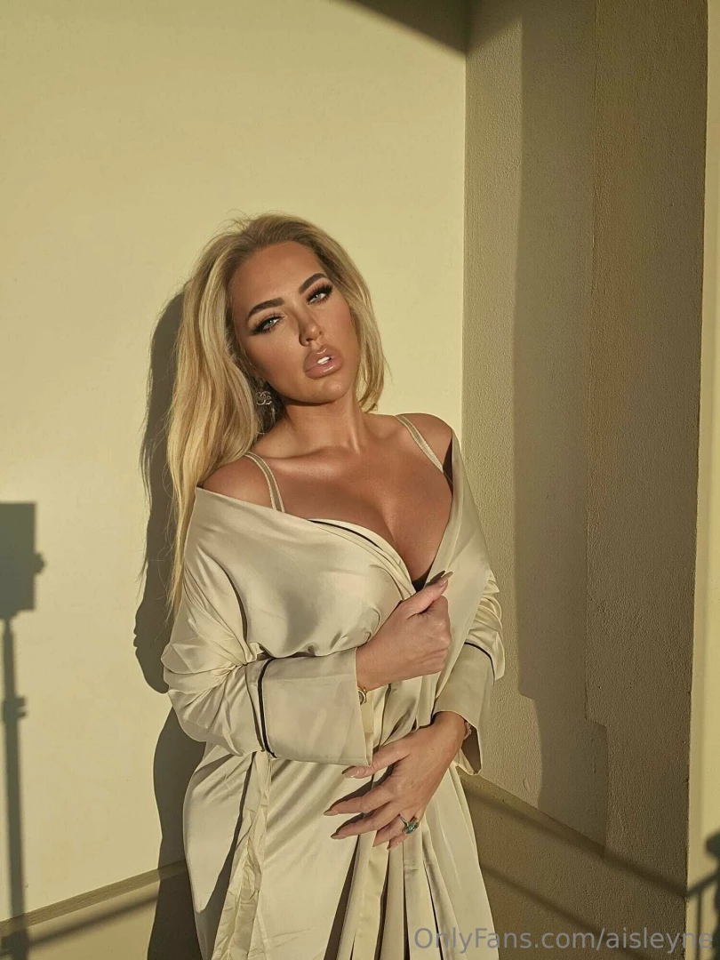 Who s into robes and chains 