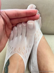 Tire minhas meias sexys e chupa todos meus dedos um por um take off my part 1