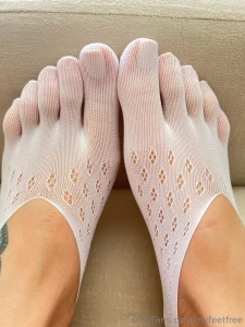 Tire minhas meias sexys e chupa todos meus dedos um por um take off my part 4