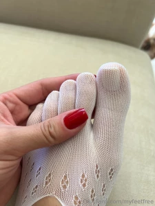 Tire minhas meias sexys e chupa todos meus dedos um por um take off my part 6