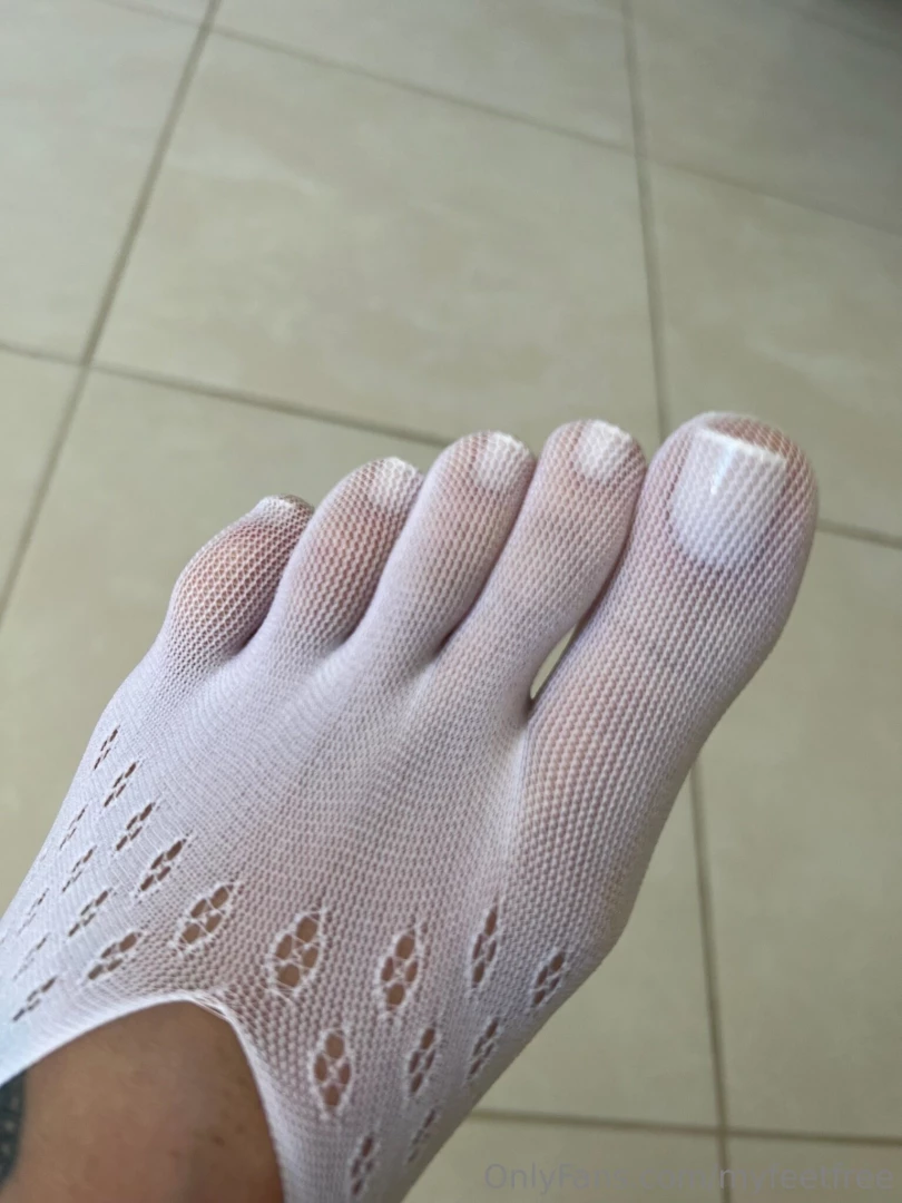 Tire minhas meias sexys e chupa todos meus dedos um por um take off my part 5 