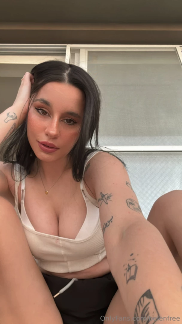 Me desnudo en mi balcon para no perderte este set esta en onlyfans com 
