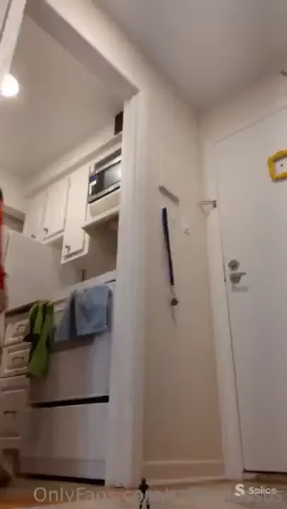 Roommate shrinks - macro pov - 6 mins my roommate was supposed to run 