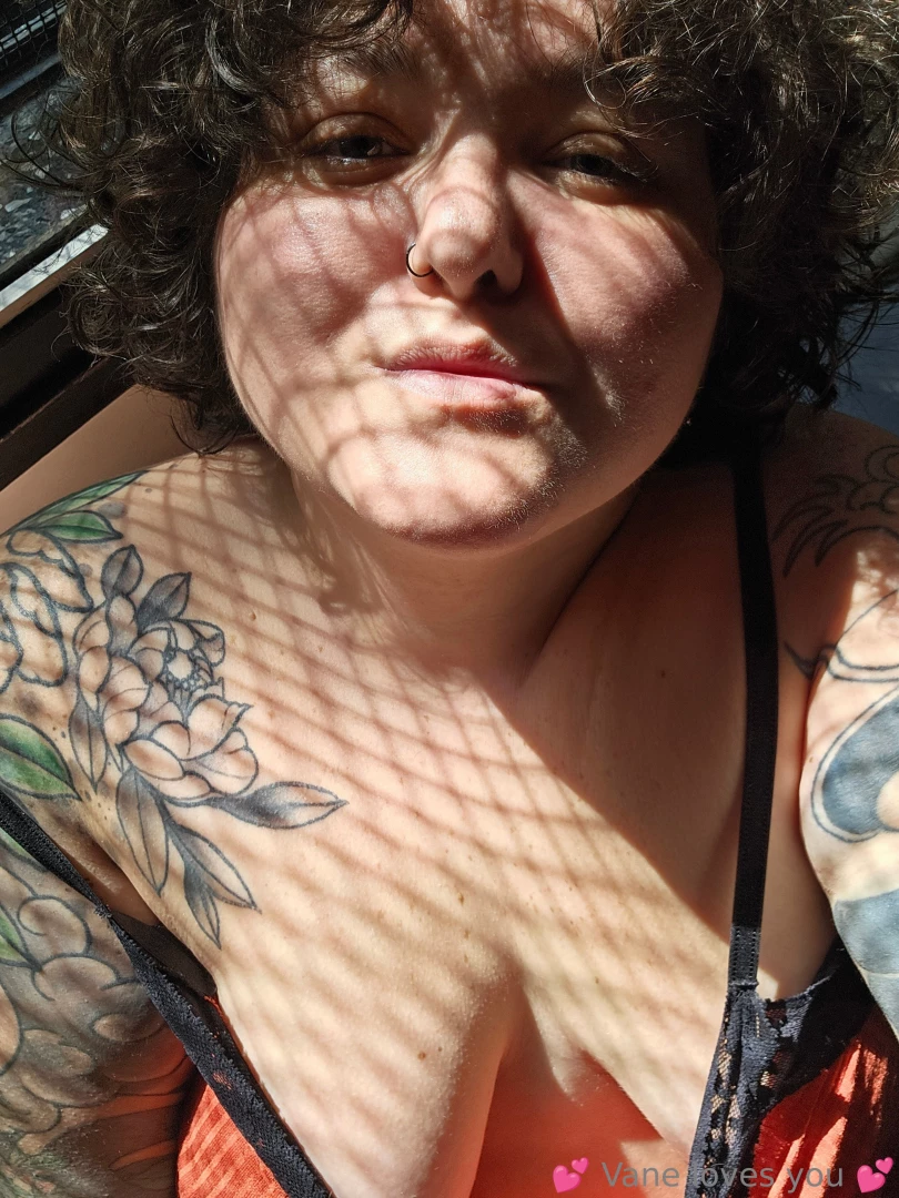 Dive inside my cleavage sweetfatbottomedvip 