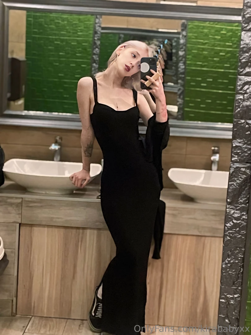 This black dress won my heart it makes me look very sexy and beautiful 