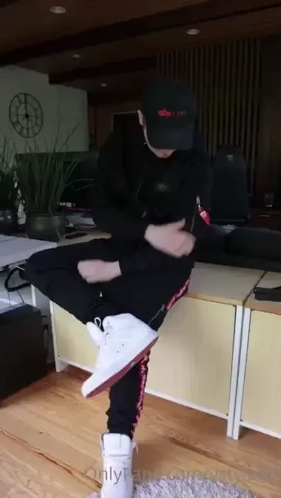 I m wearing my new alpha industries hoodie and sagging my alpha 