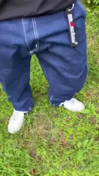 Sagging my baggy carhartt jeans outside and shooting a massive load of 