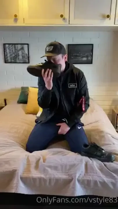 I bought these black air force 1 sneakers used from a 17yo dude and i 