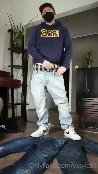 Sagging in my g-star raw jeans and shooting a great load on two pairs 