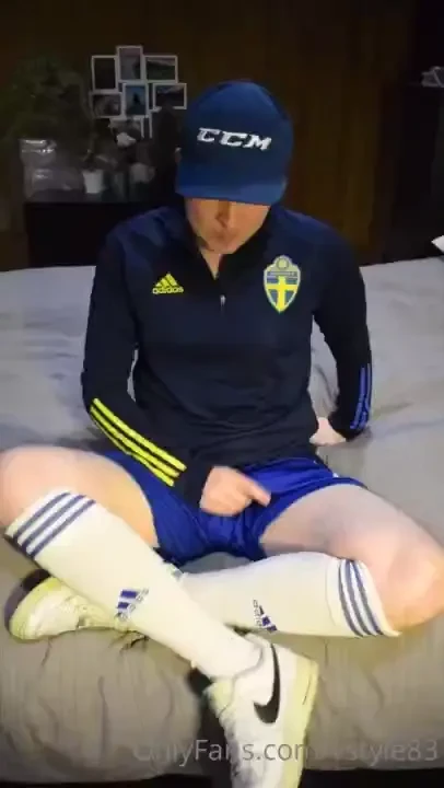 Would you rather lick my hole or cum in it 