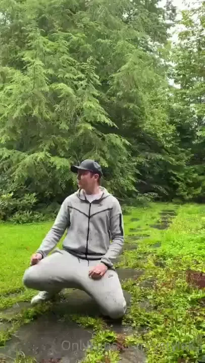 Wetnesday enjoying the rain in my nike tech fleece suit 