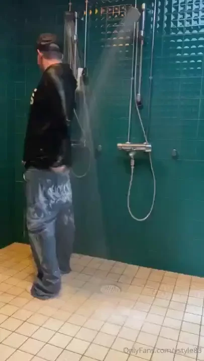 Wetnesday sagging my baggy saggy jeans and getting them wet in the 