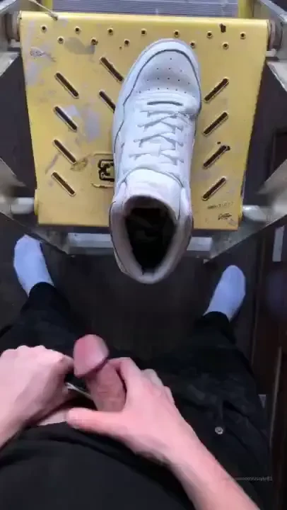 After wearing my white reebok hi-tops for the whole day i just had to 