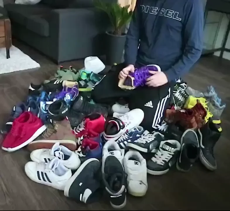 80 x sneakers having such a good time in a pile of 40 pairs of 