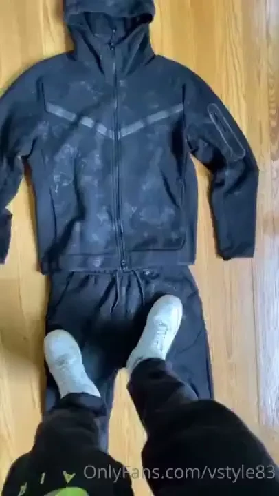 This nike tech fleece suit is so hot 