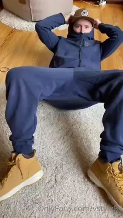 What a load on this navy blue nike tech fleece suit 