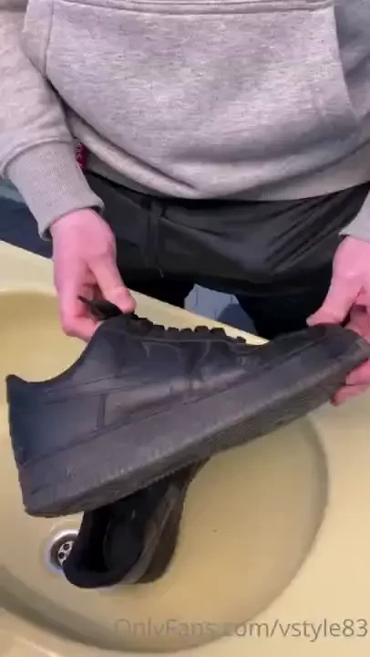 My black nike af1 sneakers are getting more and more stained 