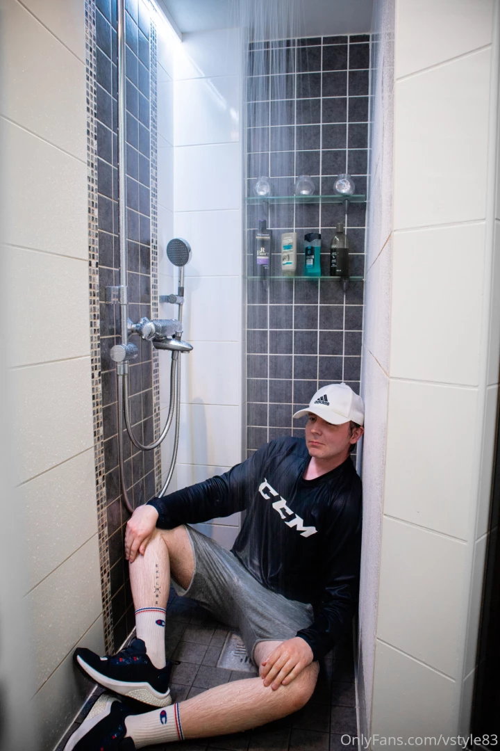 vstyle83 - Wet monday i m in my hockey training kit hitting the shower after a part 10 