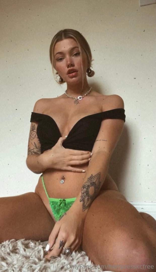 Who wants a bundle sent straight from above i m only 22 away from my 