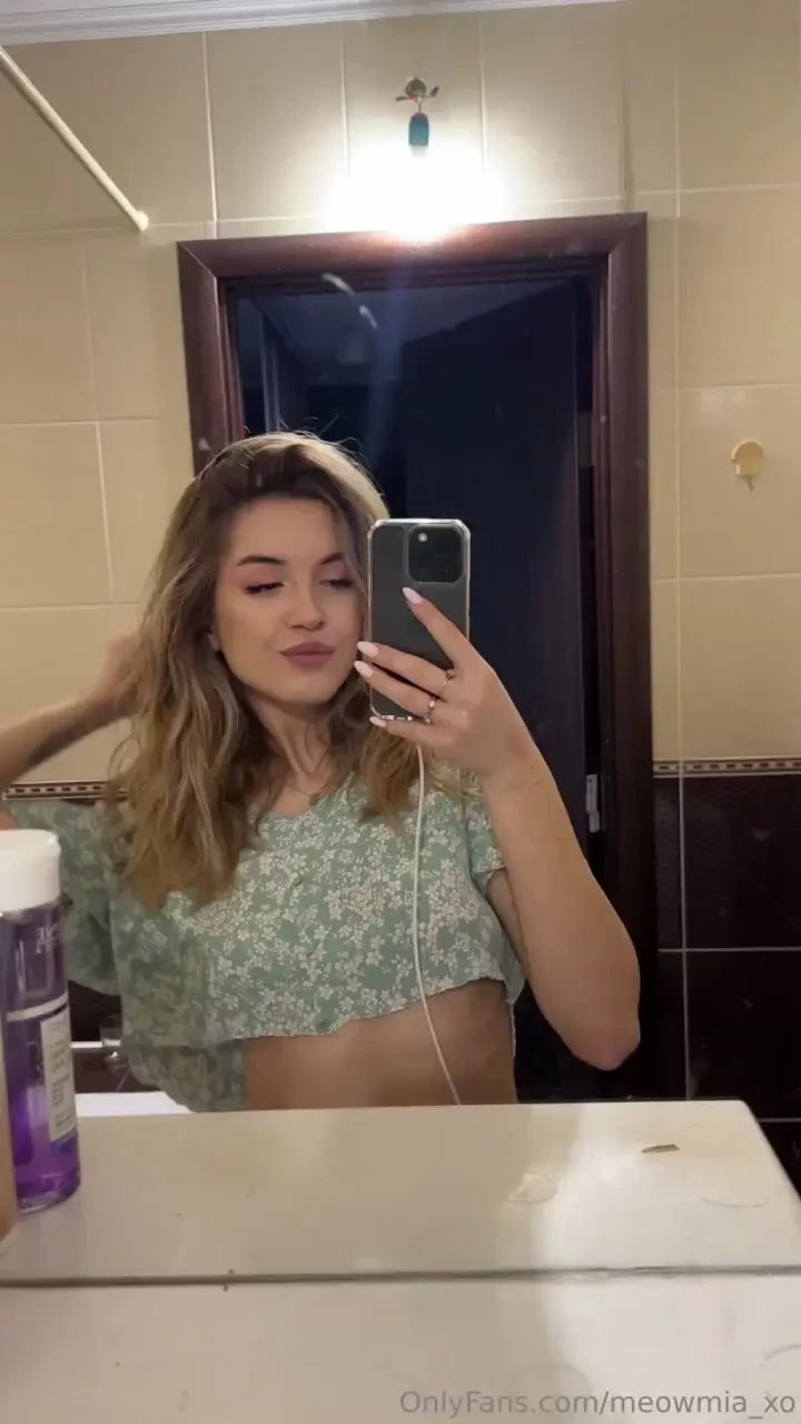 Just me a mirror and some good vibes nothing beats a little selfie 