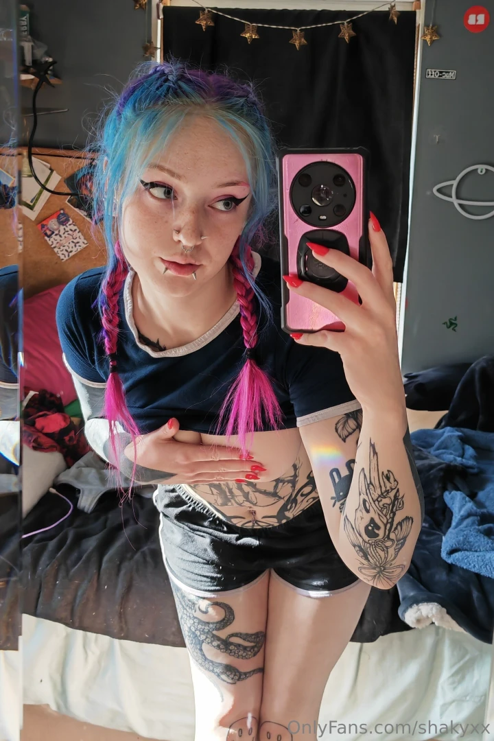 Sum lazy day pics 3 got around to redoing my nails again decided to do part 2 