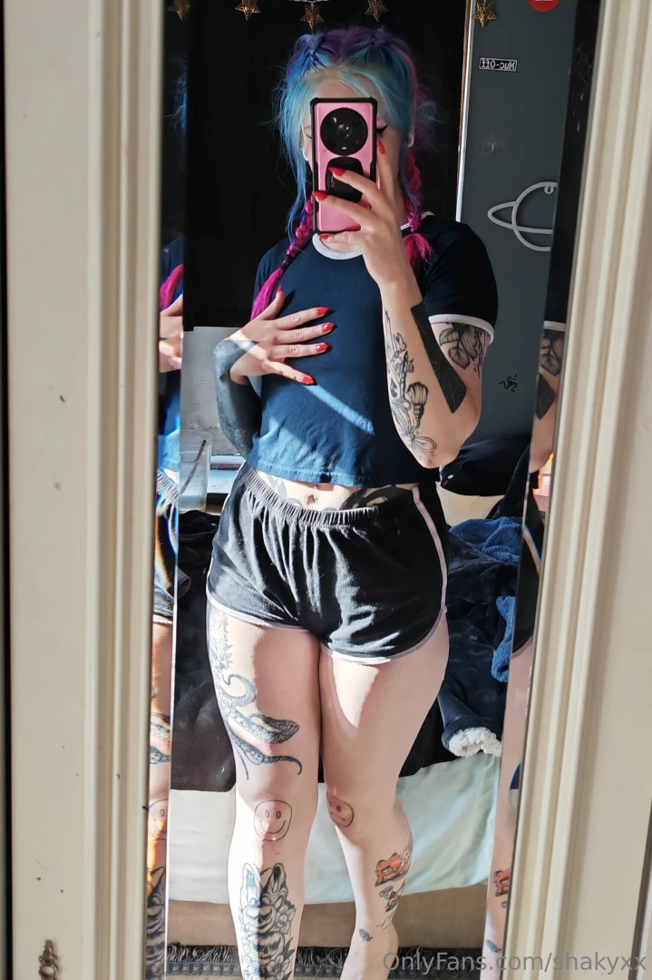 Sum lazy day pics 3 got around to redoing my nails again decided to do part 3 