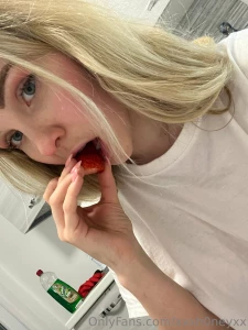 I wanna to eat all the strawberries of this world