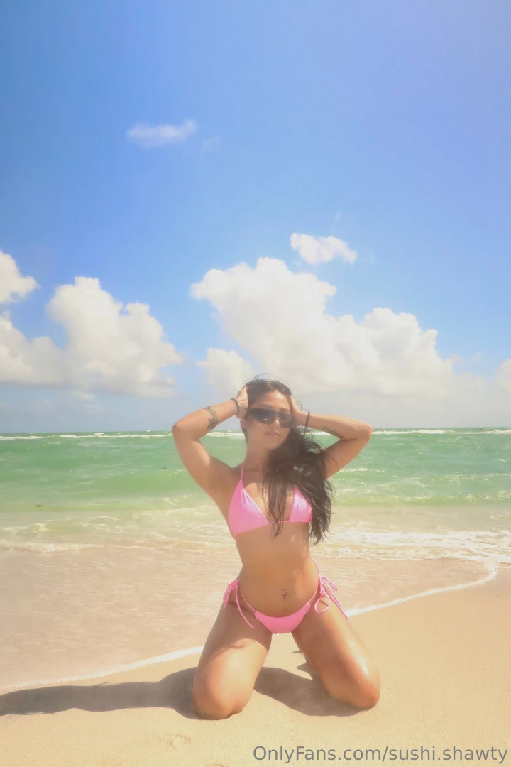 Do i look sexy in this bikini lmk your thoughts in dm 