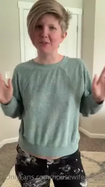 Happy sunday my loves come watch as i get into my workout attire 