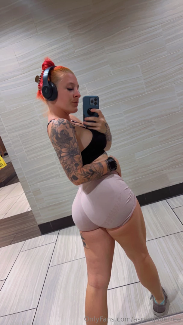 Hitting the gym with me this morning we can work on glutes 