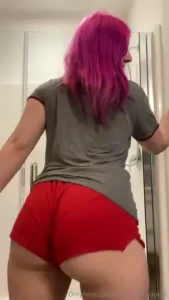 Just a quick little video of me being jiggly lol