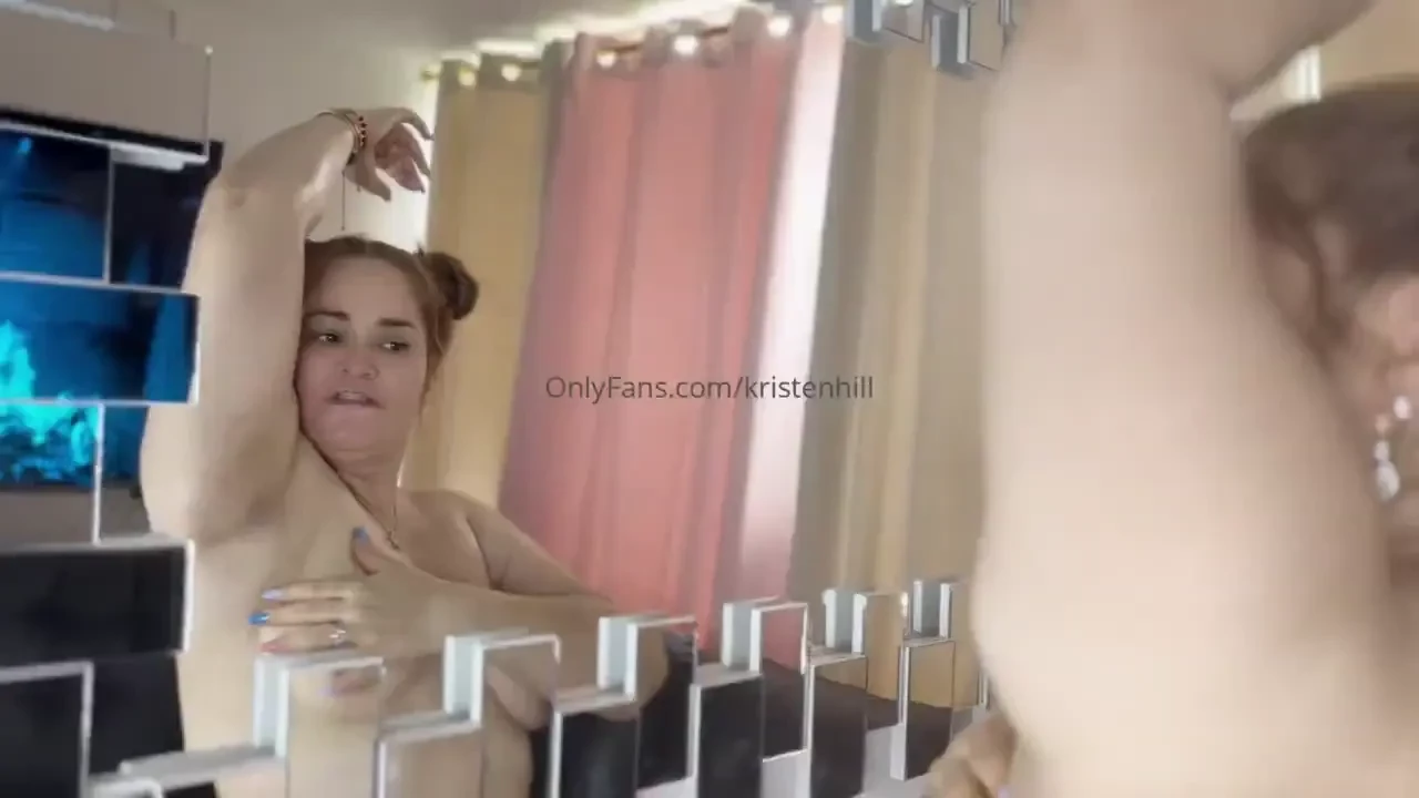 I feel sexy looking in the mirror look how i move my curves full of 